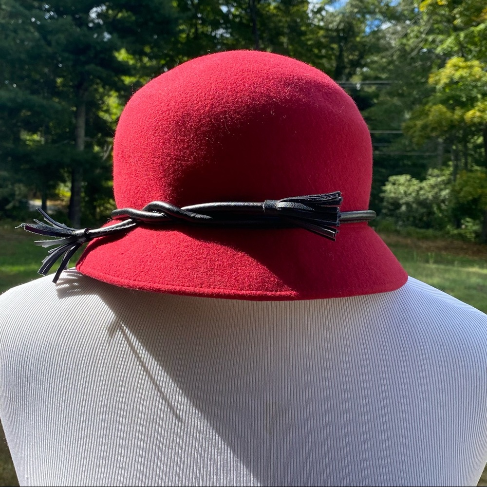 ALESSANDRA BACCI SCARPELLINI FIRENZE ITALY HAT RED BLACK LEATHER FRINGE TIE